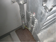 電纜橋架內外一定要焊接扁鋼接地？