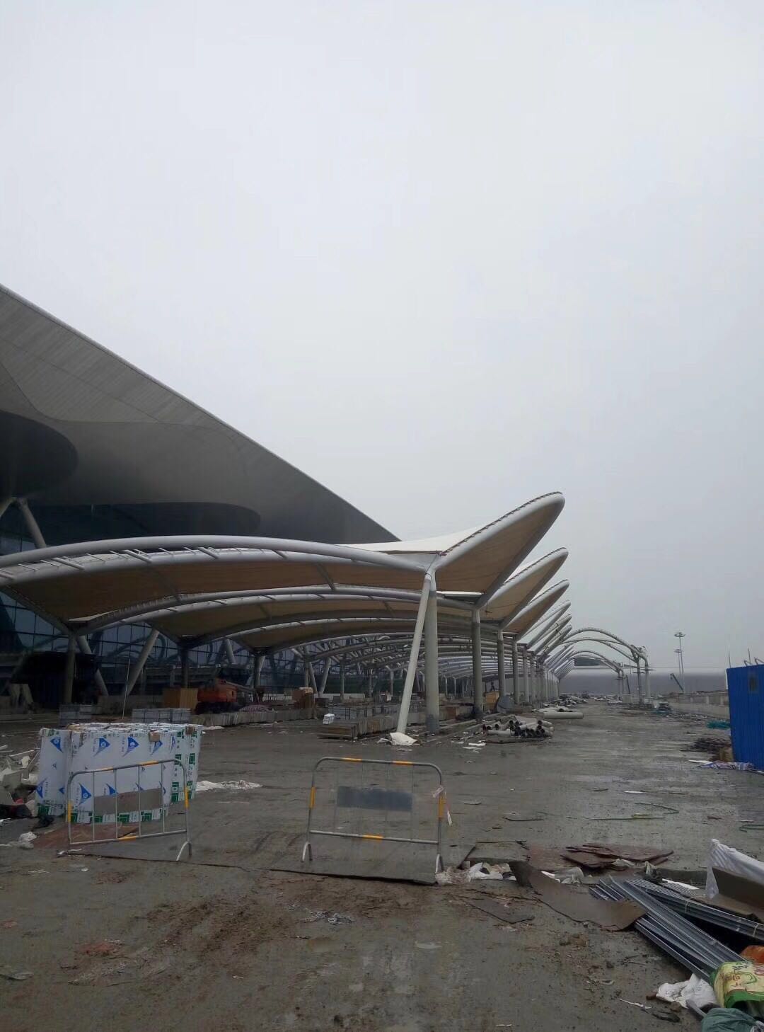 廣州白云機場三期改造航站樓電纜橋架進場(圖2) 廣州白云機場三期改造航站樓電纜橋架進場