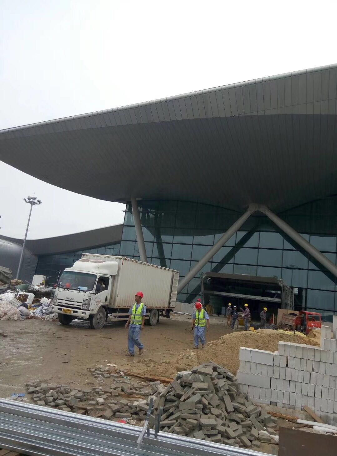 廣州白云機場三期改造航站樓電纜橋架進場(圖4) 廣州白云機場三期改造航站樓電纜橋架進場